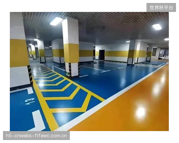 为何增加12%的初期材料成本，反而成为控制体育馆地坪十年期总成本的关键？