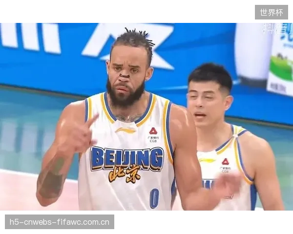 北京队外援麦基季后赛表现低迷，尽管其本人表达留队意愿，但因性价比过低遭到球迷普遍反对。